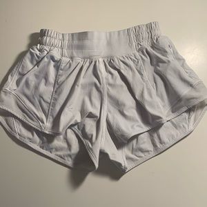 These white lululemon hotty hot shorts are size 0 and length 2.5”.